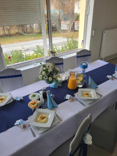 Makanan di atau berdekatan hotel