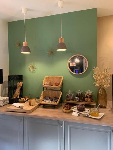 een aanrecht met wat eten erop bij Hôtel de Bretagne Dol centre ville - Hotel et Restaurant in Dol-de-Bretagne