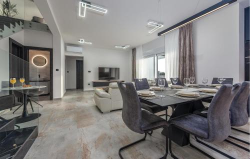 a dining room with a table and chairs at Cdi706 in Murvica