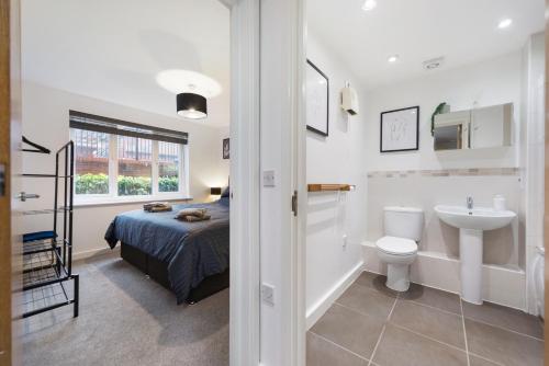 A bathroom at Deluxe 2 bed flat w/free parking