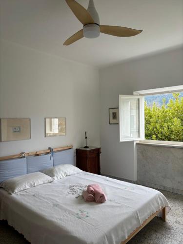 una camera da letto con un letto e un peluche rosa di Casa Lorena a Fiumaretta di Ameglia