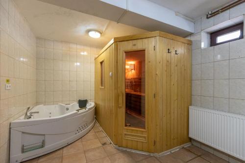 y baño con bañera y lavamanos. en Villa Roua, en Bran