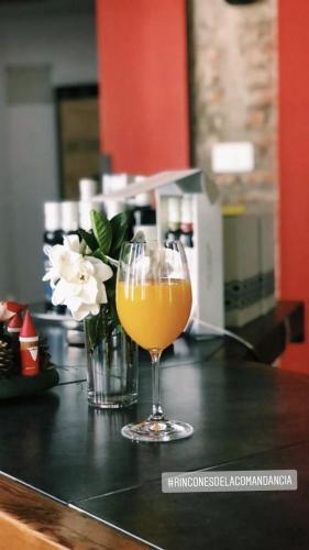 a glass of orange juice sitting on top of a counter at Hotel Posada La Comandancia in Melo