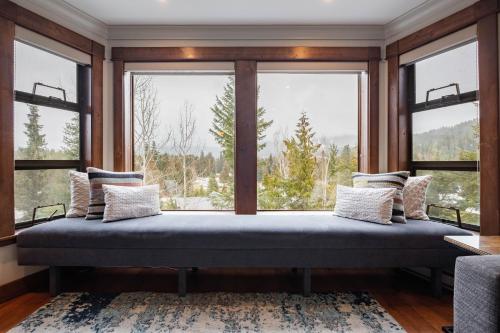 um quarto com uma grande janela com uma cama em frente em Greyhawk by Outpost Whistler em Whistler