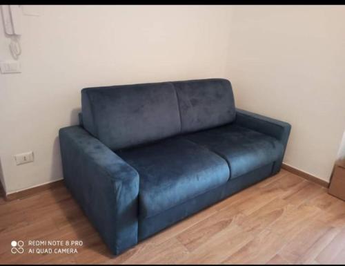 um sofá de couro azul sentado num quarto em Tropical House em Formia