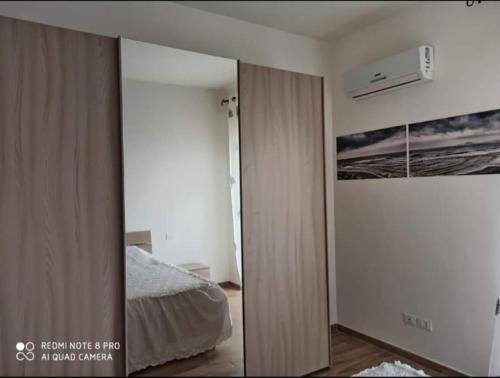 una camera con letto e specchio di Tropical House a Formia