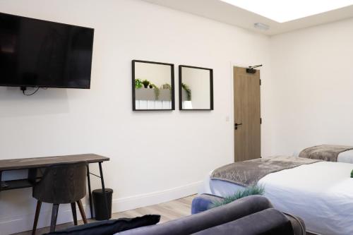 1 dormitorio con 1 cama y TV en la pared en Mood Apartment 4 en Bedlington