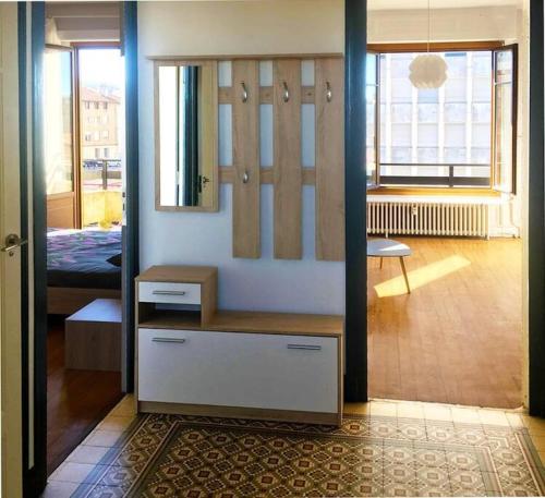 サン・テティエンヌにあるAppt centre ville lumineux 3pのベッドと鏡付きの部屋
