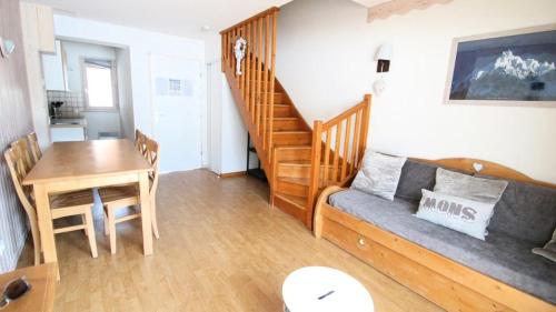 un salon avec un canapé et une table dans l'établissement Résidence Parc Aux Etoiles - CH12PAE - CHALET DUPLEX 2 CHAMBRES, BORD DE PISTE MAE-2244, à Narreyroux