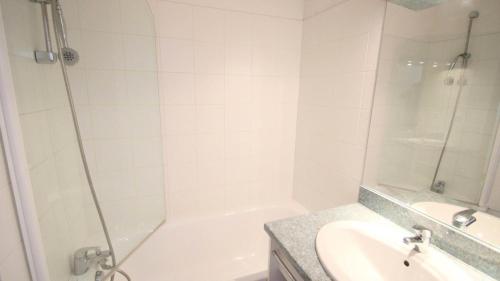 Koupelna v ubytování Résidence Parc Aux Etoiles - CH12PAE - CHALET DUPLEX 2 CHAMBRES, BORD DE PISTE MAE-2244