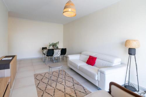 un salon avec un canapé blanc et une table dans l'établissement Lovely one bedroom close to the Croisette, à Cannes