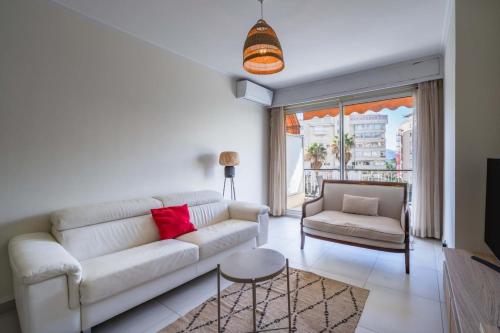 un salon avec un canapé blanc et une table dans l'établissement Lovely one bedroom close to the Croisette, à Cannes