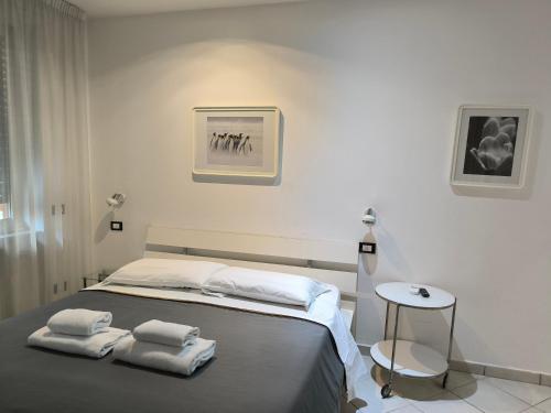 a bedroom with a bed with towels on it at Tre R in Rome