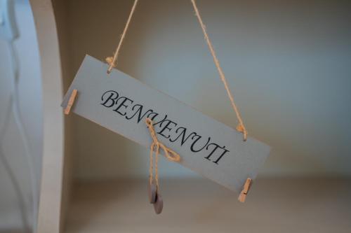 un segno con la parola comportamento appeso a un filo di Casa Vacanze Sole by Casavacanze di Angelo a Porto Cesareo