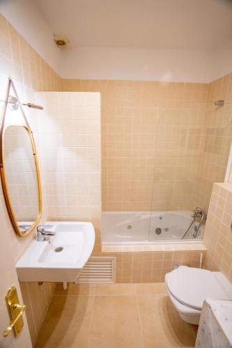 a bathroom with a sink and a toilet and a tub at Casa Lula in El Médano