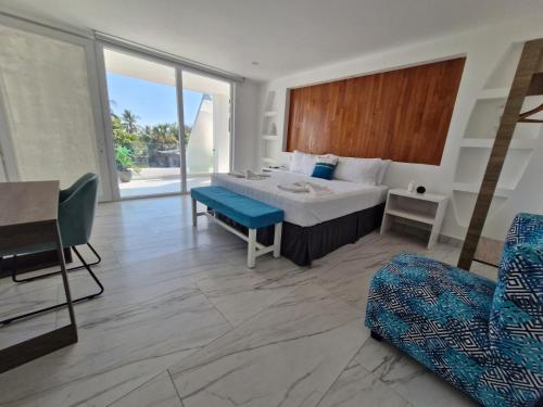 ein Hotelzimmer mit einem Bett und einem Sofa in der Unterkunft The Views Resort in El Zonte