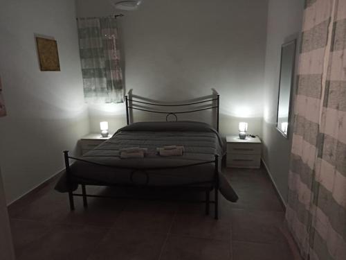 een slaapkamer met een bed met twee kaarsen erop bij Intero alloggio - centro storico - La Tana di Aldo- 150 m da Pepe in Grani in Caiazzo
