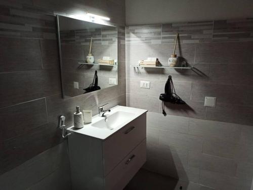 een badkamer met een wastafel en een spiegel bij Intero alloggio - centro storico - La Tana di Aldo- 150 m da Pepe in Grani in Caiazzo