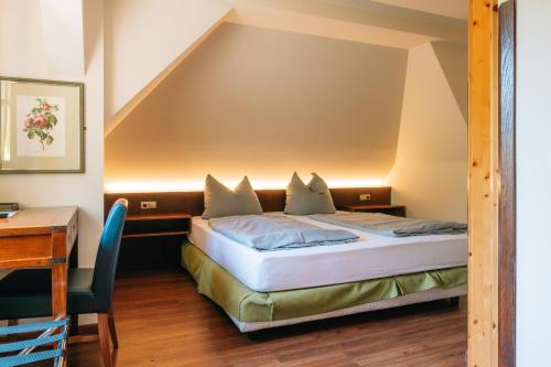 Cama o camas de una habitación en Hotel-Restaurant am Schloss Kronwinkl