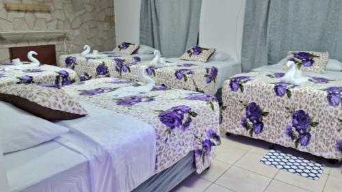 Uma cama ou camas num quarto em Hotel Kamelot Parque Central