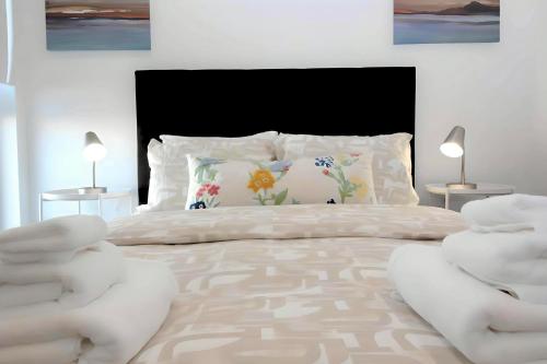 - une chambre avec un grand lit blanc et deux lampes dans l'établissement Los Angeles 3BR Villa Suites with Free Parking, à Los Angeles