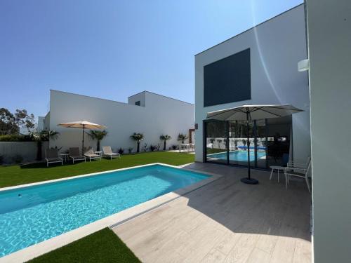een villa met zwembad en huis bij Villa Pampelonne - Villa nr 7 in São Martinho do Porto