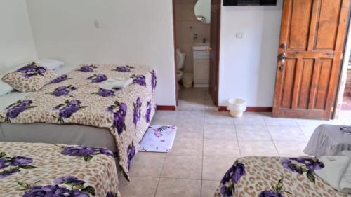 Uma cama ou camas num quarto em Hotel Kamelot Parque Central