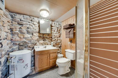 Bathroom sa Cozy Lamar Vacation Rental with Creek and Pond Access!