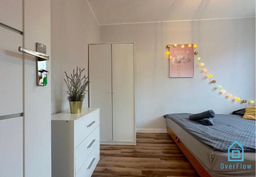 1 dormitorio con cama, tocador y espejo en Superfly room, en Gdansk