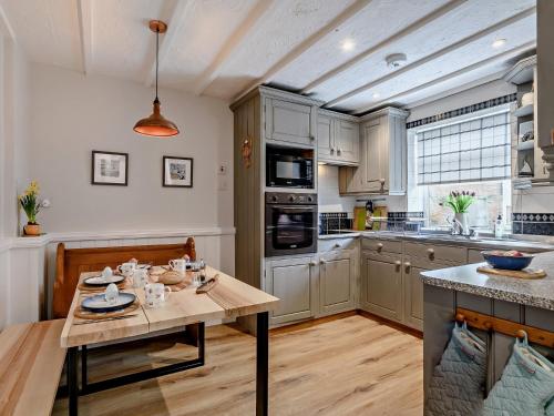 Η κουζίνα ή μικρή κουζίνα στο 2 Bed in Briston 91371
