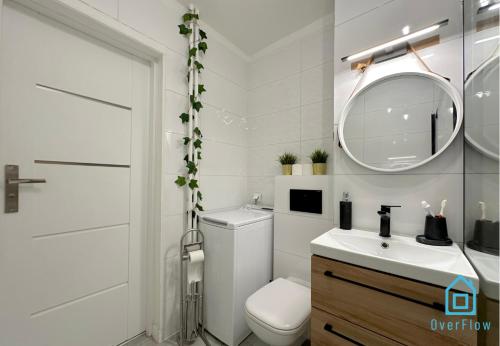 y baño con aseo, lavabo y espejo. en Superfly room, en Gdansk