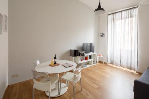 una mesa blanca y sillas en la sala de estar. en Casa Filiberto, en Roma