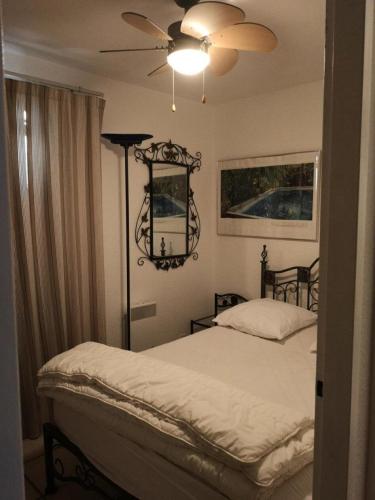 une chambre avec un lit et un ventilateur de plafond dans l'établissement Résidence Antigua - Appartement 2 pièces au rez-de-chaussée à LE BARCARES - CAP COUDALERE MAE-2244, au Barcarès