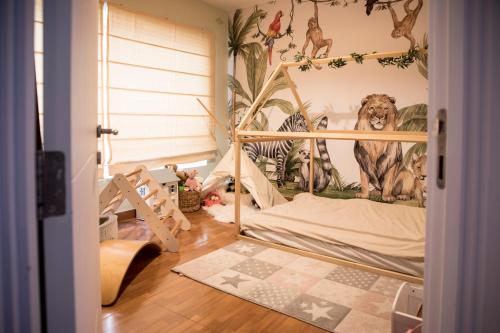um quarto com uma cama com um mural de animais em Apartment with luxurious pool 5 mins walk from the beach em Naxxar