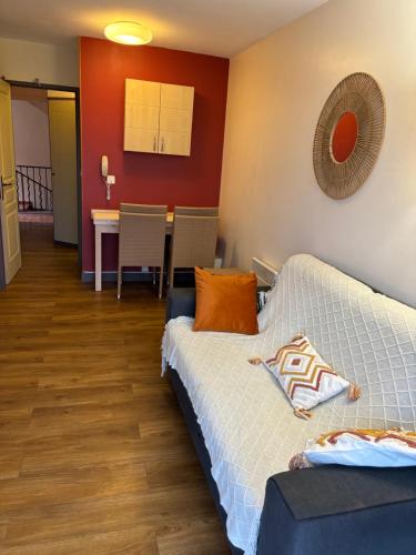 une chambre avec un lit et une table dans une pièce dans l'établissement Studio Cap Esterel By Sara, à Saint-Raphaël