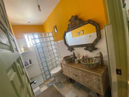 a bathroom with a sink and a mirror at Casa Cruz in Gelves