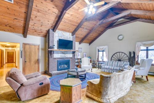 Una sala de estar llena de muebles y una chimenea. en Bellingham Retreat with Fire Pit and Lake Access!, en Bellingham