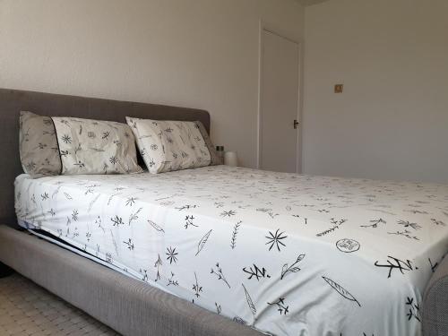 レスターにあるSpencefield Houseの白い毛布とタンポポのベッド
