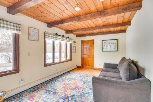 Zona de estar de Bellingham Retreat with Fire Pit and Lake Access!