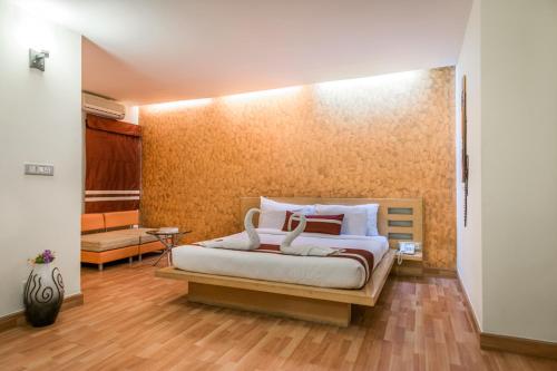 a bedroom with a king sized bed in a room at Octave Hotel & Spa - Marathahalli in Bangalore