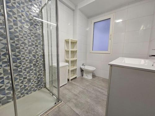 La salle de bains est pourvue d'une douche, de toilettes et d'un lavabo. dans l'établissement Kirche 1A118, à Gijón
