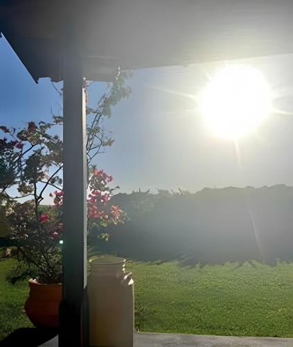a room with a view of a field with the sun at Pousada Recanto Janbor in Olímpia