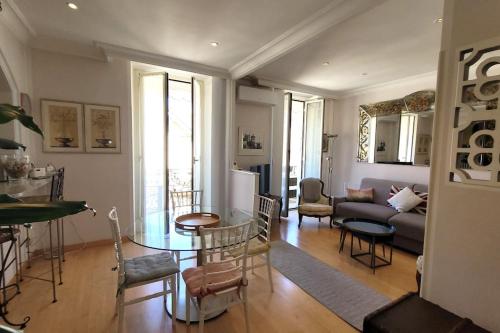 From 1882, romantic flat, in the Golden Square