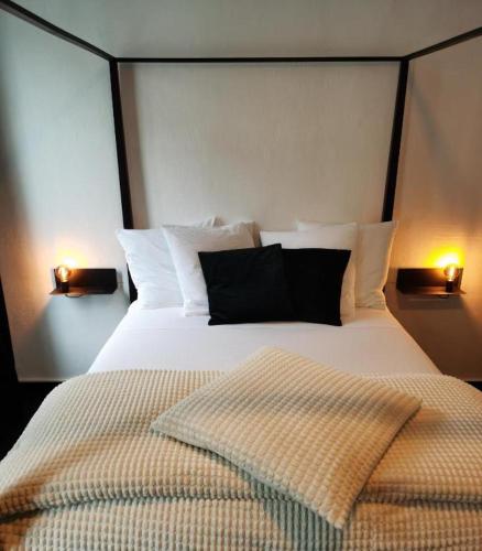 1 dormitorio con 1 cama grande y 2 lámparas en Chantilly Townhouse, en Gante