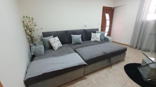 un sofá en una sala de estar con almohadas en apartamento T2 zona rural, en Vila Nova de Paiva