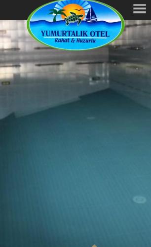 Bazén v ubytování YUMURTALIK OTEL nebo v jeho okolí