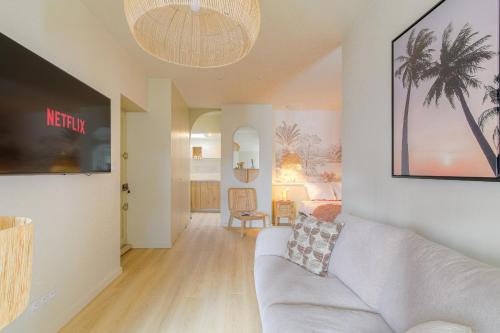 un salon avec un canapé et une télévision dans l'établissement Suite romantique et charmante parking, à Villeurbanne