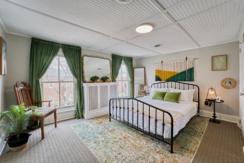 - une chambre avec un lit, une chaise et des fenêtres dans l'établissement 1 Bedroom Treetop Apartment on Capitol Hill!, à Washington