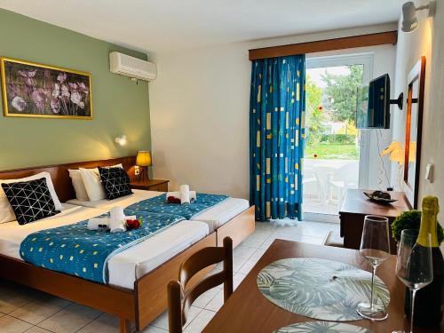 pokój hotelowy z łóżkiem i stołem w obiekcie Melitsa corfu hotel w Sidari