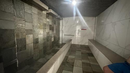 卡达斯诺瓦斯Apto 1 Suíte TOP - Pq aquático 24hs DiRoma Fiori的浴室设有长凳和墙上的灯。